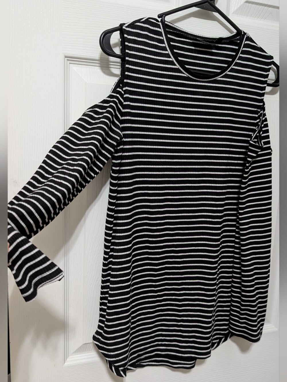 Apt. 9 Black & White Striped Cold-Shoulder Long Sleeve Tunic Size small